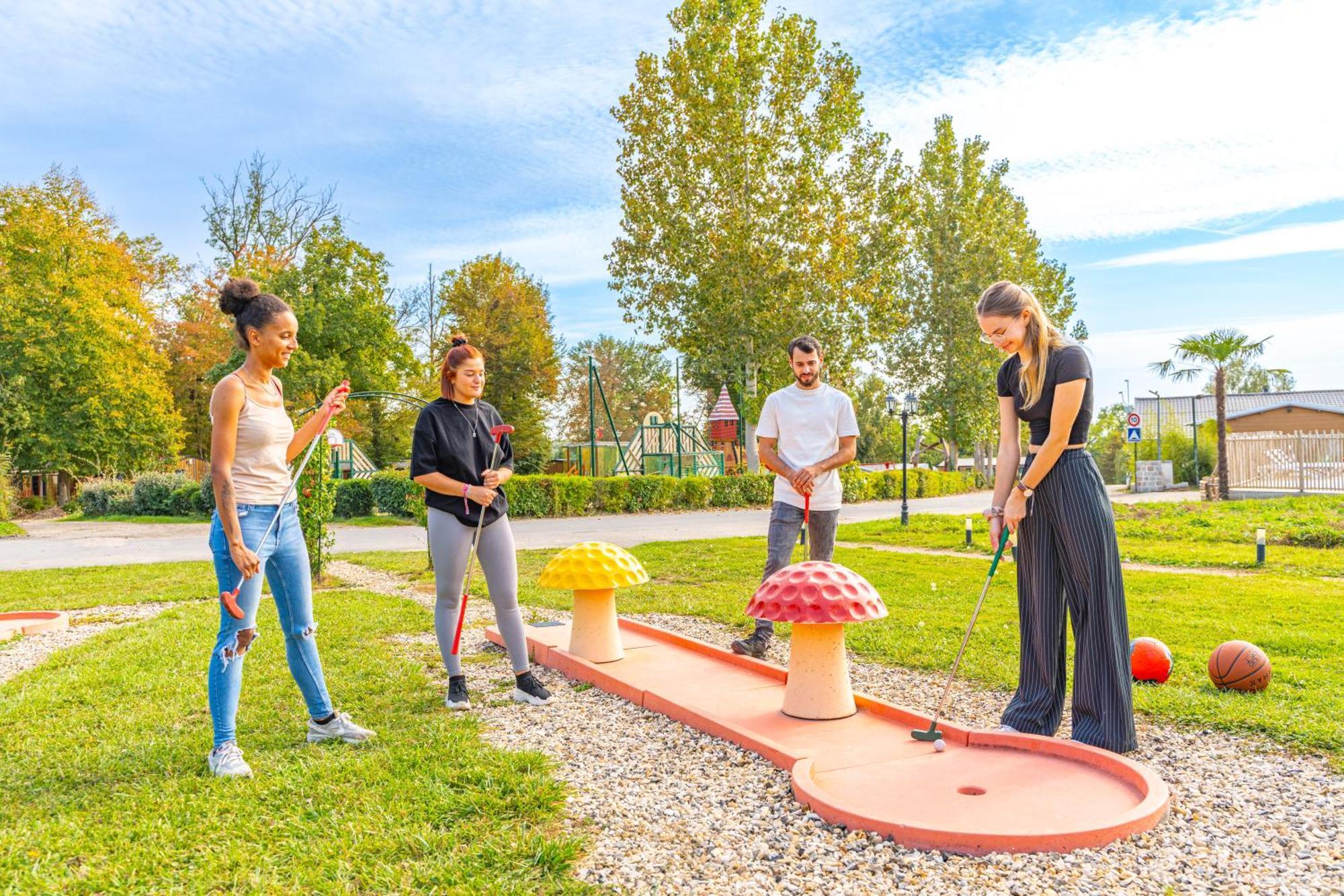 Camping Le Parc De Paris Villevaude Exterior photo